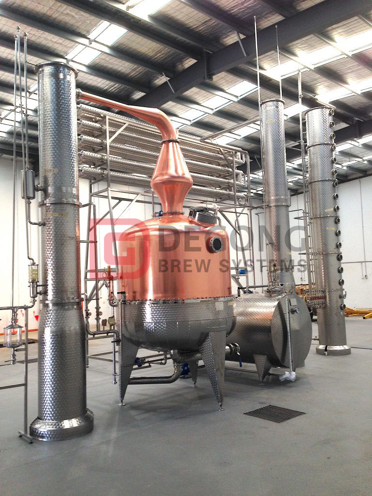 VodkaLight, i Gaitneau, Quebec, Kanada, har en DEGONG 2 000-liters, 2-kolonns krukor, samt en Distillery Mash Tun med grist-hölje, jäsning, blandning och förvaringskärl
